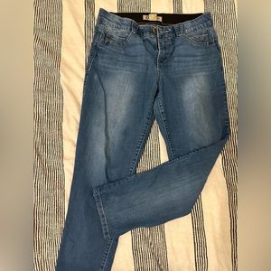 Democracy size 8 medium wash ankle length jeans